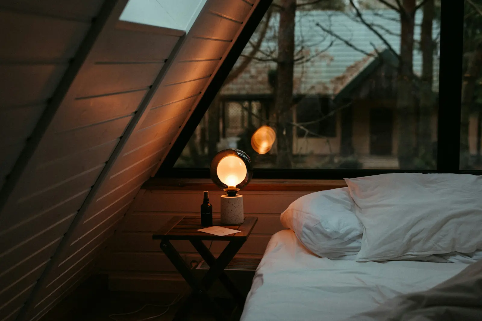 Camera da letto in luce soffusa, ora del riposo